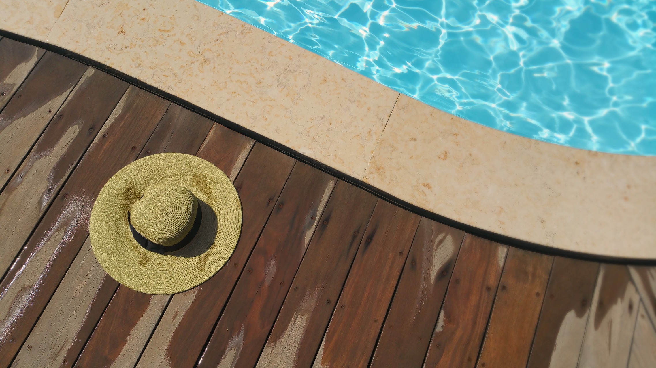 Détente piscine avec chapeau de paille